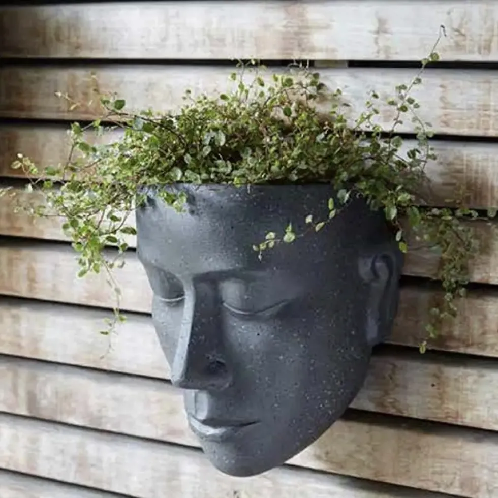 Design Wand-Blumentopf Gesicht Grau Höhe 42 cm – Outdoor Pflanzkopf in Zementoptik
