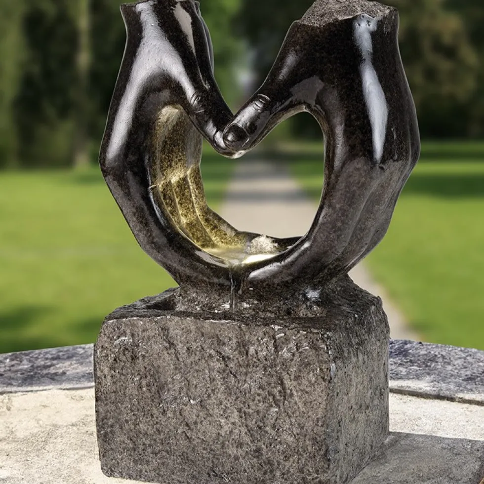 Gartenbrunnen Wasserspiel Herzhand Höhe 53 cm