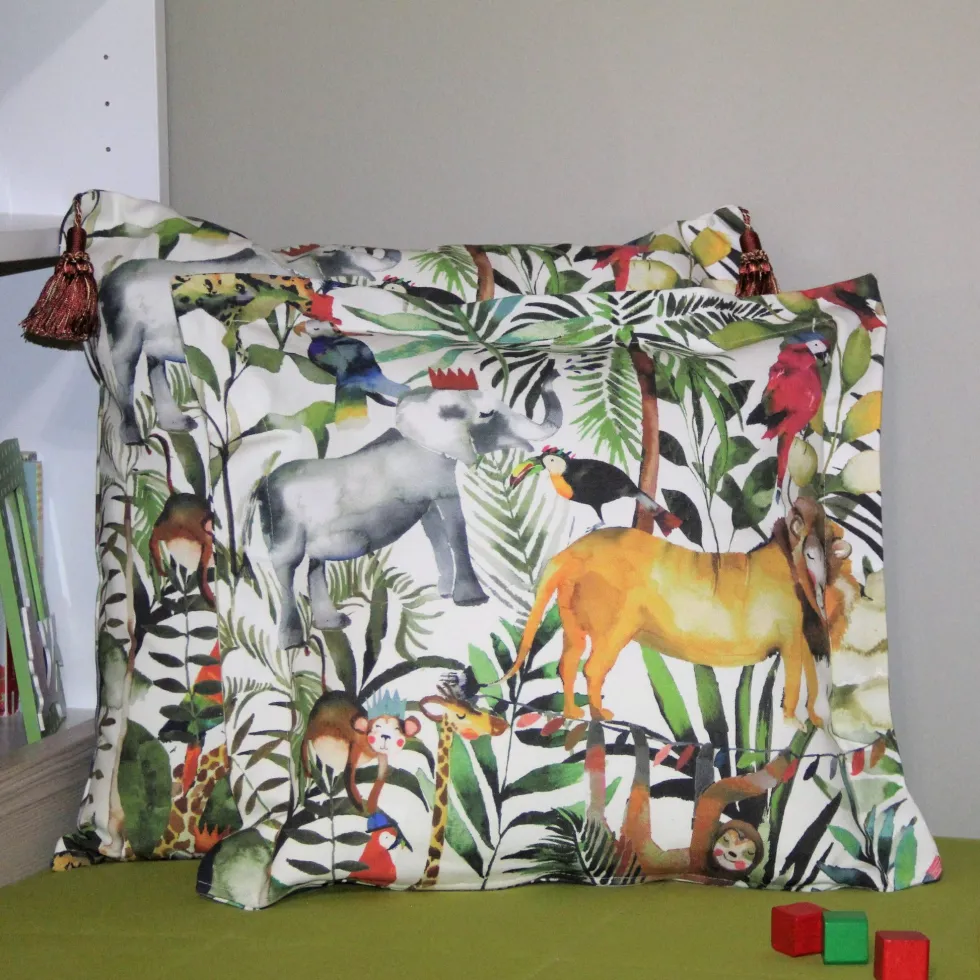 Kinderkissen 40×40 cm MY WORLD KING OF THE JUNGLE safari mit Stehsaum