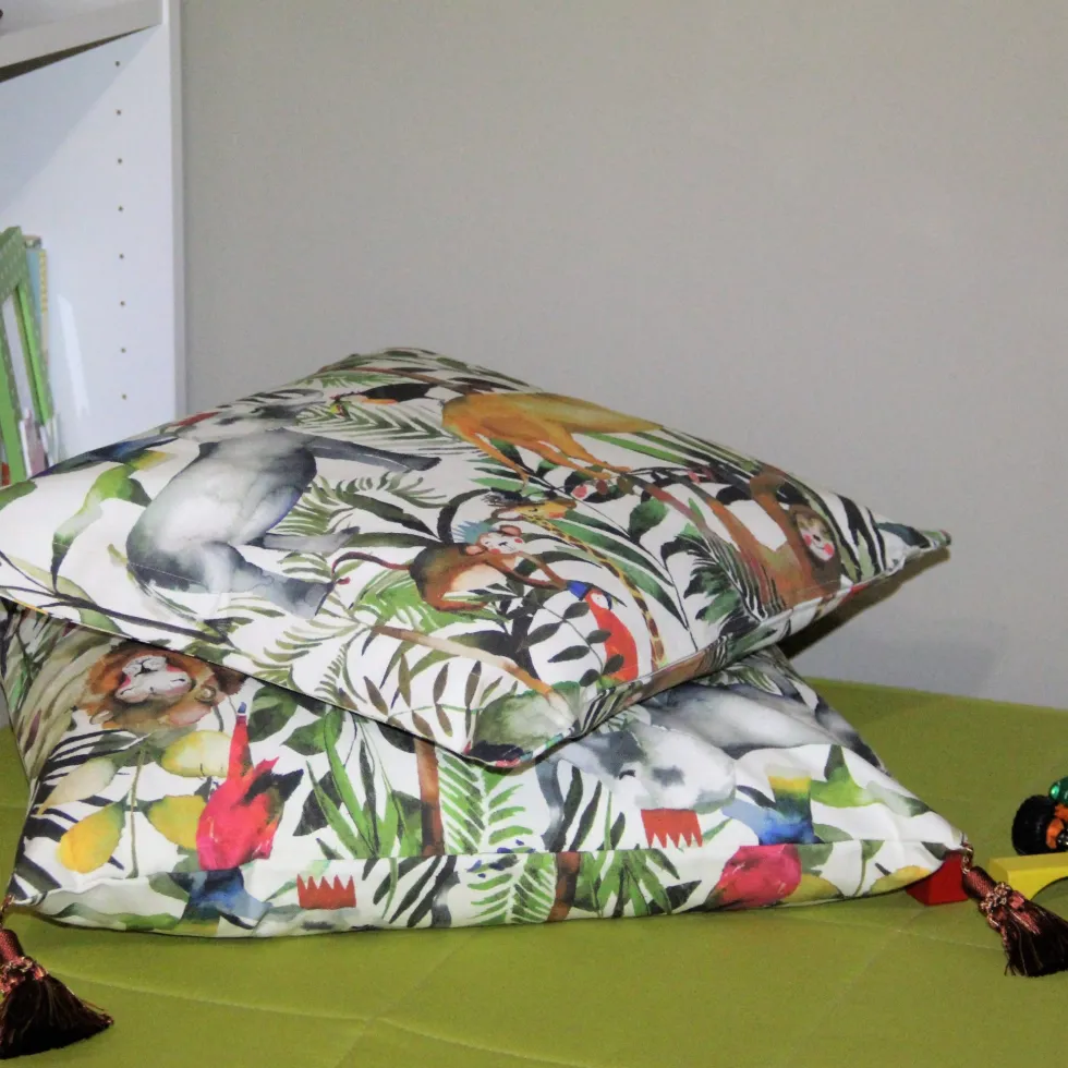 Kinderkissen 40×40 cm MY WORLD KING OF THE JUNGLE safari mit Stehsaum