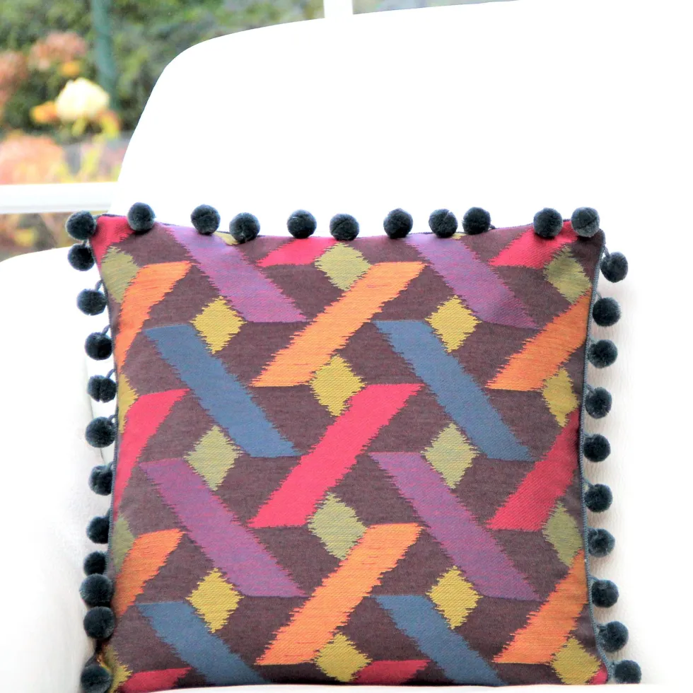 Kissen ECLIPSE AXIS magenta mit Pompoms bleu 40×40 cm