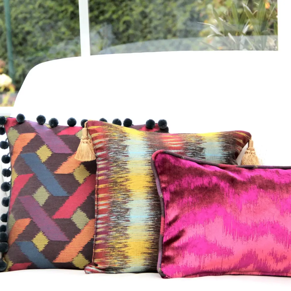 Kissen ECLIPSE AXIS magenta mit Pompoms bleu 40×40 cm