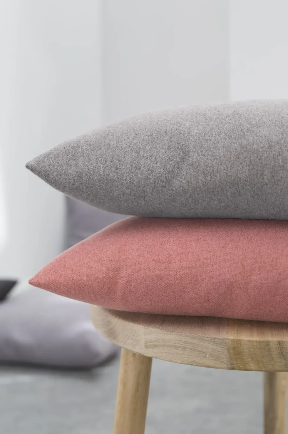 Kissen Magma FELT grau mit Federfüllung 30×50 cm