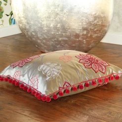 Kissen mit Pompoms 50×50 cm Pimlico Wilton cranberry