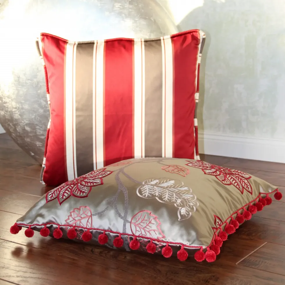 Kissen mit Pompoms 50×50 cm Pimlico Wilton cranberry