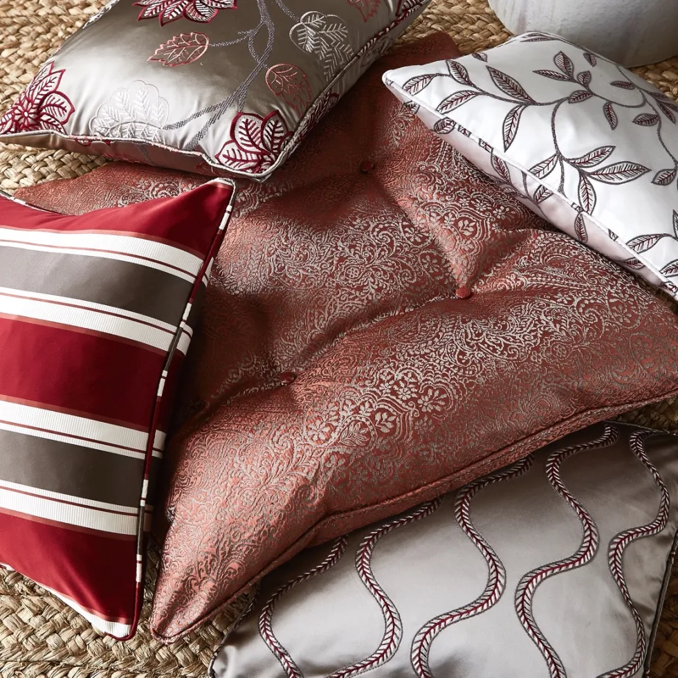 Kissen mit Pompoms 50×50 cm Pimlico Wilton cranberry