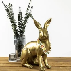 Osterdeko Hase gold Claudi mit Blumenkette Werner Voß