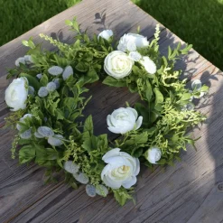 Seidenblumenkranz Ranunkeln Weidenkaetzchen creme 30 cm