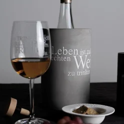 Weinkühler Beton Räder grau DAS LEBEN IST ZU KURZ H 21 cm
